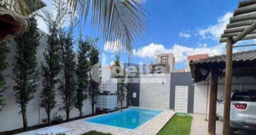 Casa residencial disponível para venda no bairro Santa Mônica em Uberlândia-MG