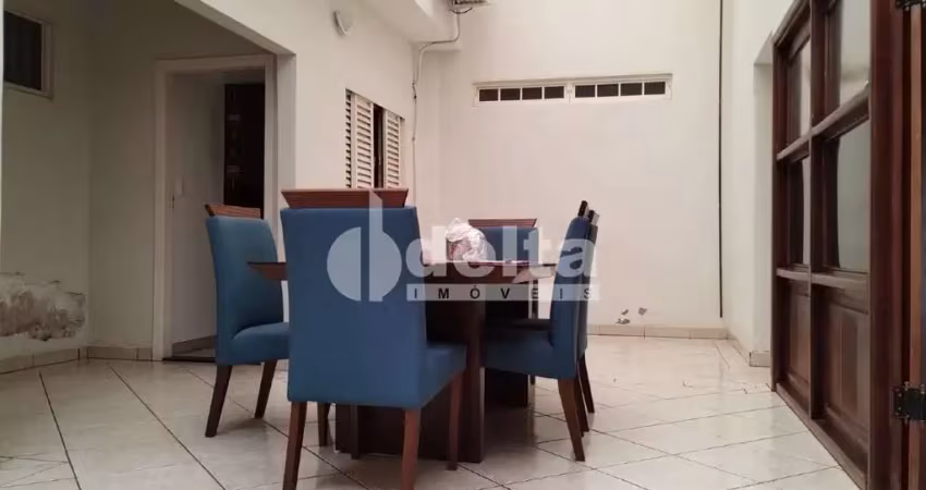 Casa residencial disponível para venda no bairro Umuarama em Uberlândia-MG