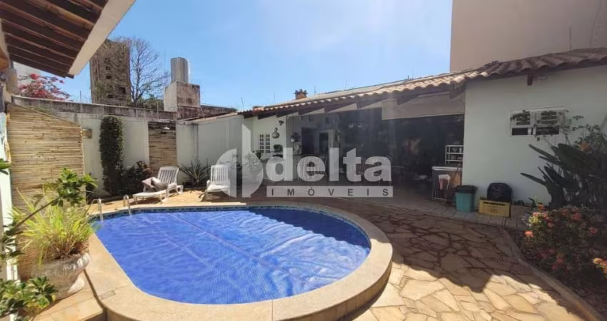 Casa residencial disponível para venda no bairro Centro em Uberlândia-MG