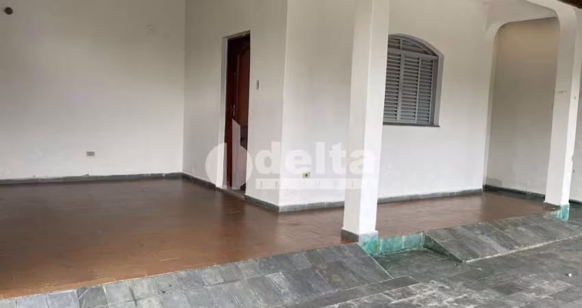Casa residencial disponível para venda no bairro Umuarama em Uberlândia-MG