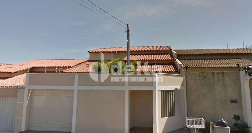 Casa residencial disponível para venda no bairro Presidente Roosevelt em Uberlândia-MG