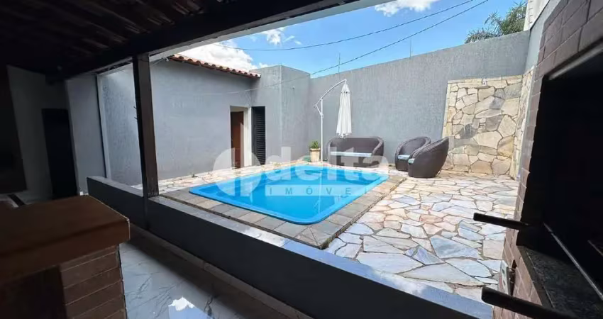 Casa residencial disponível para venda no bairro Cidade Jardim em Uberlândia-MG.