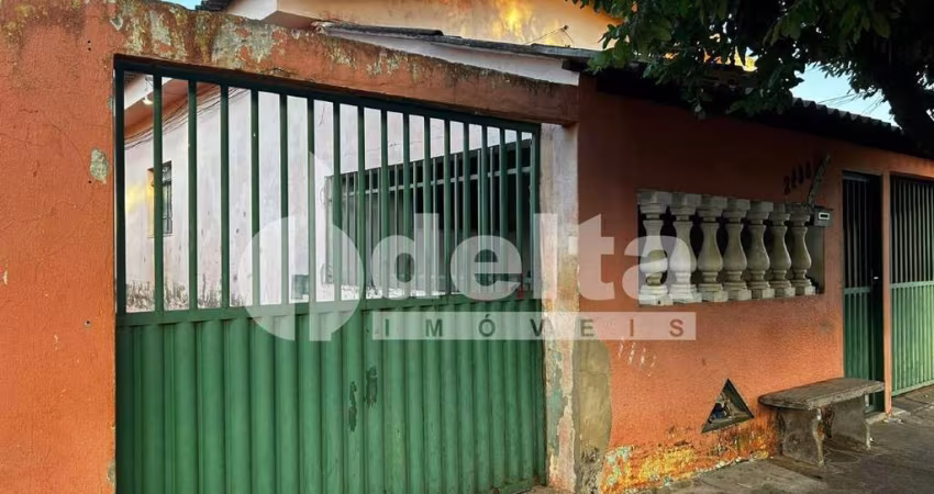 Casa residencial disponível para venda no bairro Presidente Roosevelt em Uberlândia-MG