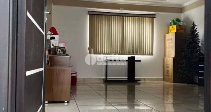 Casa residencial disponível para venda no Bairro Jardim Patrícia em Uberlândia-MG