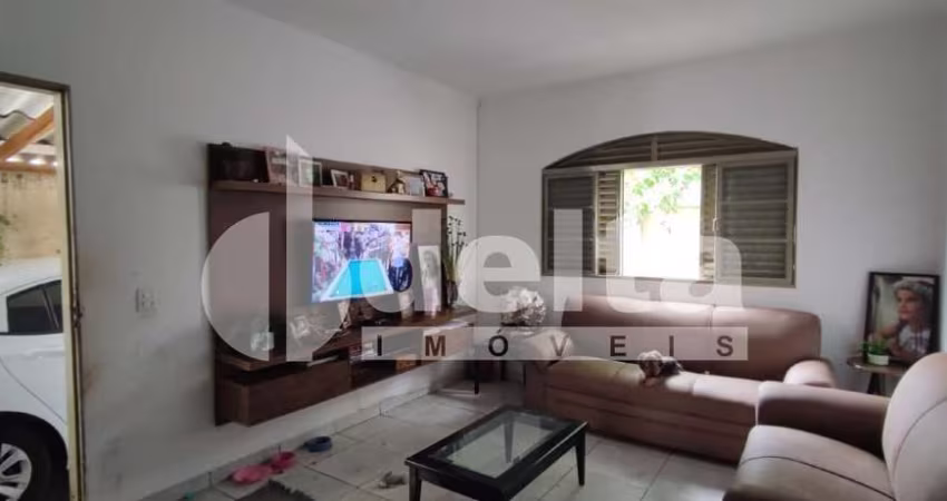 Casa residencial disponível para venda no bairro Copacabana em Uberlândia-MG