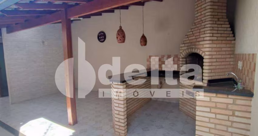 Casa residencial disponível para venda no bairro Alto Umuarama em Uberlândia-MG