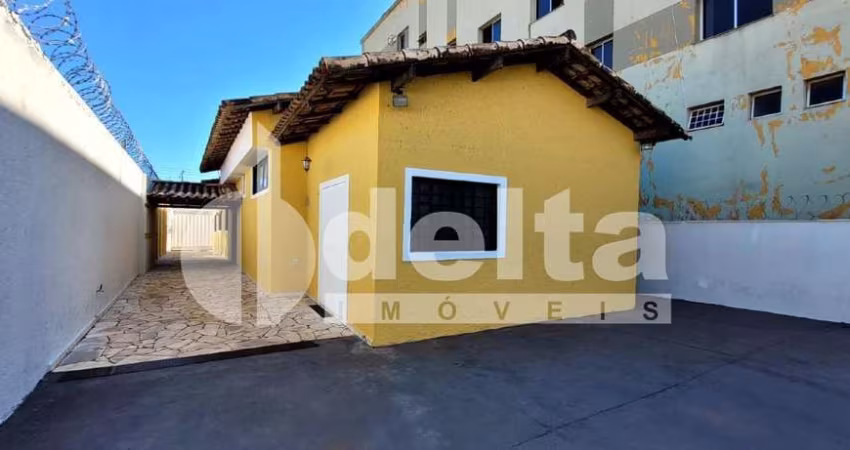 Casa residencial disponível para venda no bairro Saraiva em Uberlândia-MG.