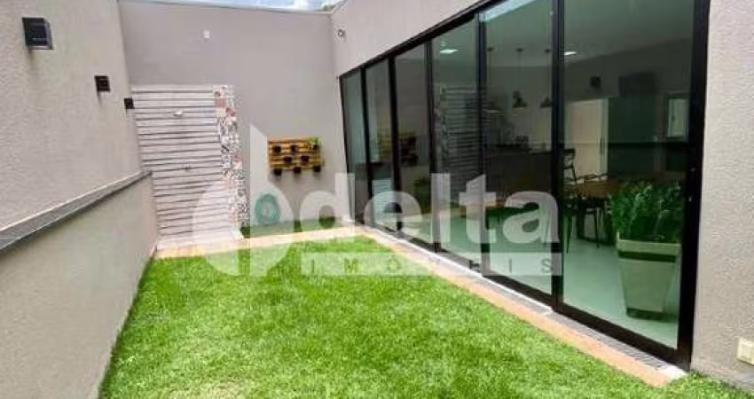 Casa residencial disponível para venda no bairro Jardim Veneza em Uberlândia-MG