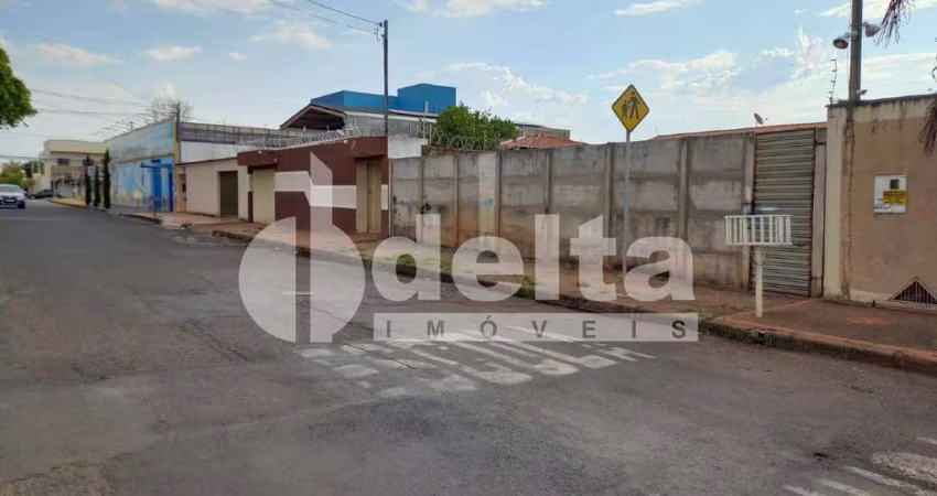 Terreno disponível para venda no bairro Segismundo Pereira em Uberlândia-MG