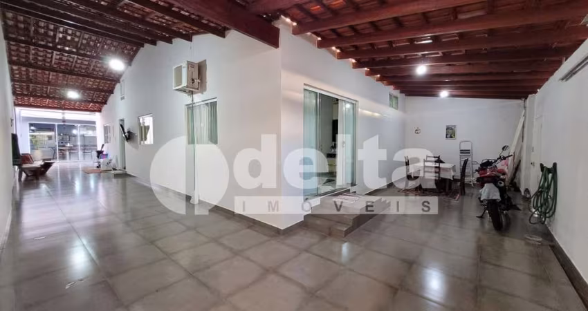 Casa residencial disponível para venda no bairro Jardim América II em Uberlândia-MG
