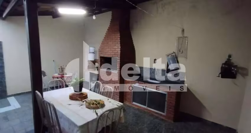 Casa residencial disponível para venda no bairro Presidente Roosevelt em Uberlândia-MG