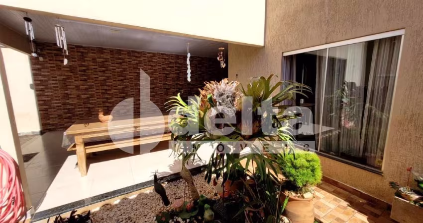 Casa residencial disponível para venda no bairro Alto Umuarama em Uberlândia-MG
