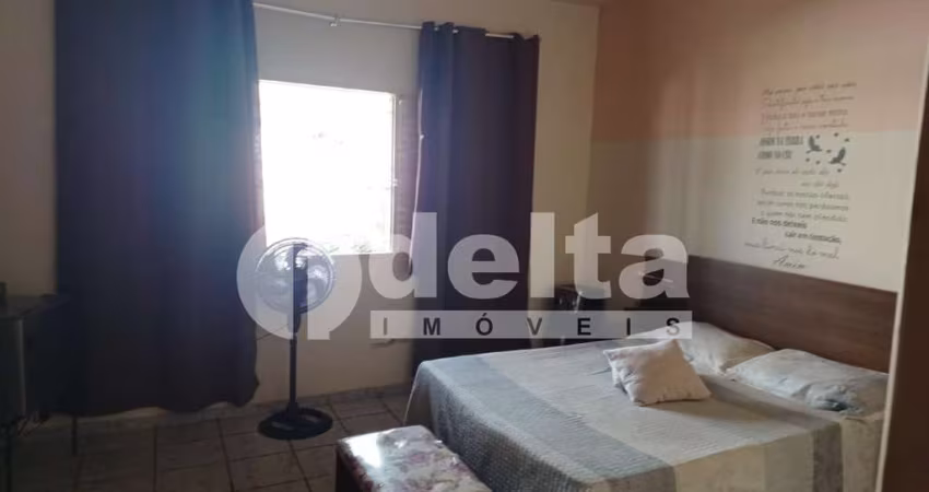 Casa residencial disponível para venda no bairro Residencial Gramado em Uberlândia-MG