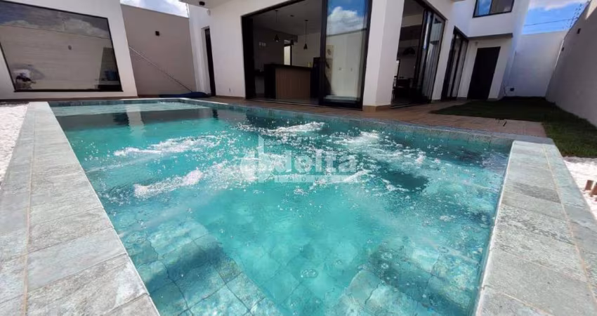 Casa residencial disponível para locação e venda no bairro Grand Ville em Uberlândia - MG.