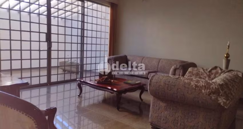 Casa residencial disponível para venda no bairro Saraiva em Uberlândia-MG.