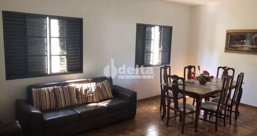 Casa residencial disponível para venda no bairro Centro em Uberlândia-MG