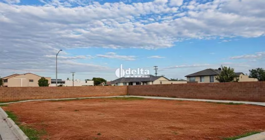 Terreno de esquina disponível para venda 572 m² no bairro Alto Umuarama em Uberlândia-MG