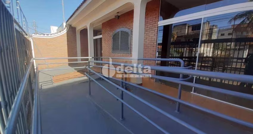 Casa comercial disponível para locação e venda no bairro Nossa Senhora Aparecida em Uberlândia-MG