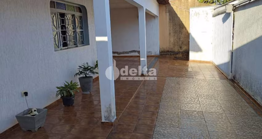 Casa Residencial disponível para venda no bairro Santa Mônica em Uberlândia-MG