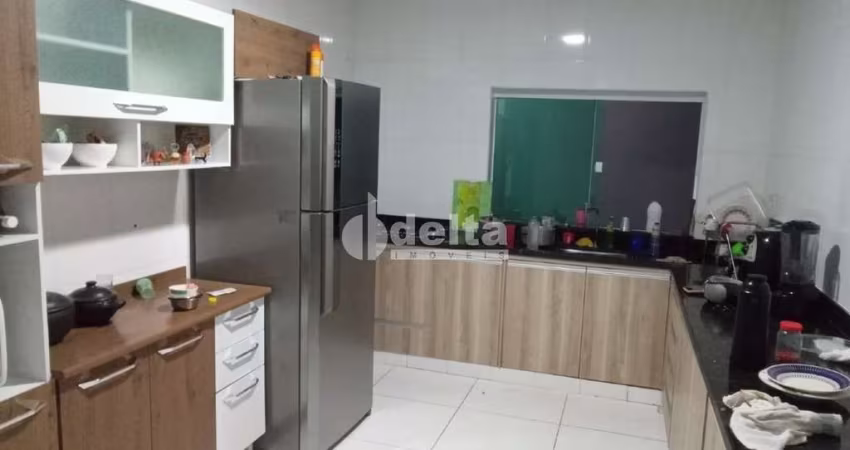 Casa residencial disponível para venda no bairro Jardim Brasília em Uberlândia-MG