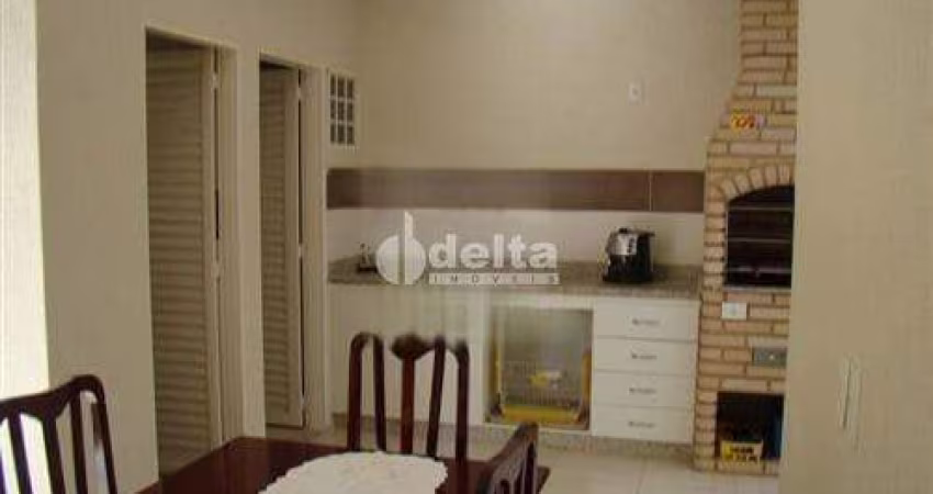 Casa residencial disponível para venda no bairro Santa Rosa em Uberlândia-MG