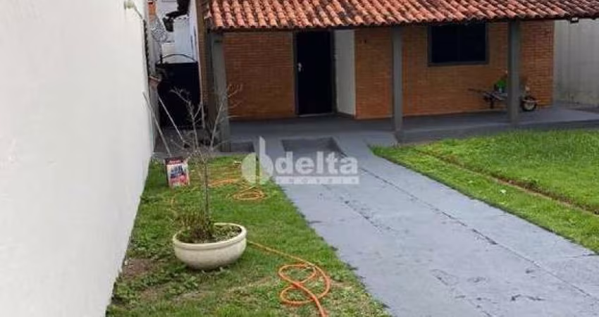 Casa residencial disponível para venda no bairro Jardim Finotti em Uberlândia-MG