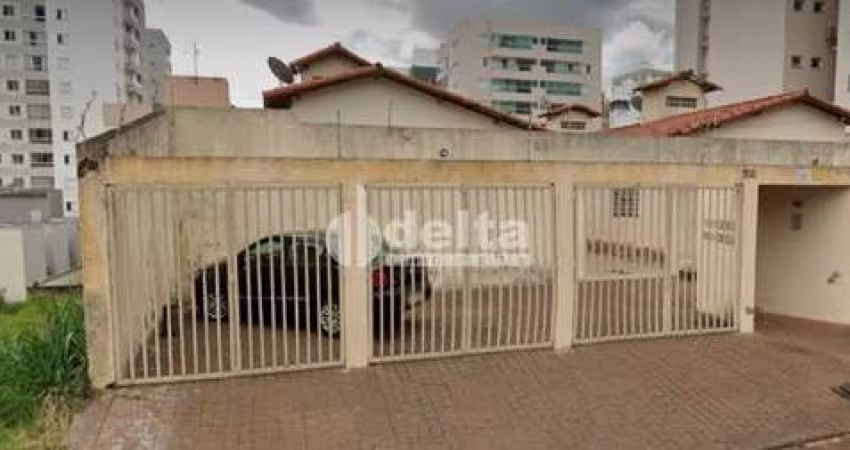 Casa de colônia disponível para venda no bairro Morada da Colina em Uberlândia-MG.