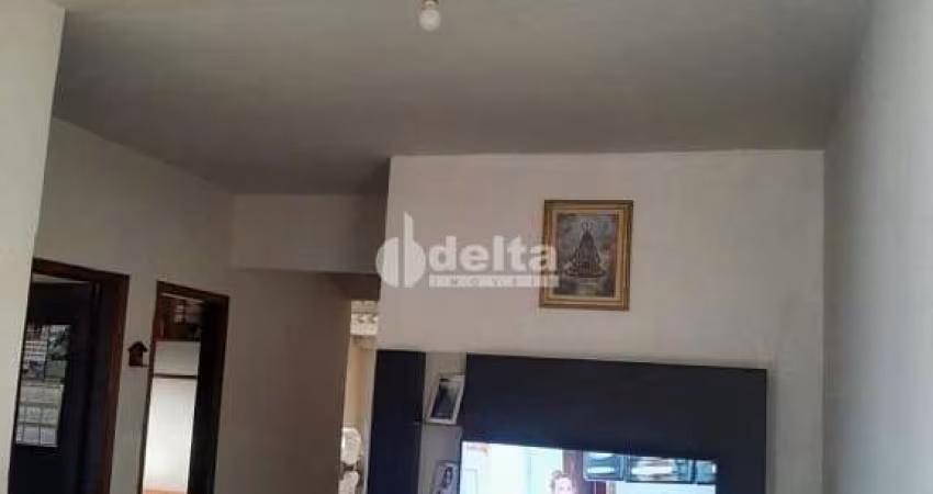 Casa residencial disponível para venda no bairro Presidente Roosevelt em Uberlândia-MG