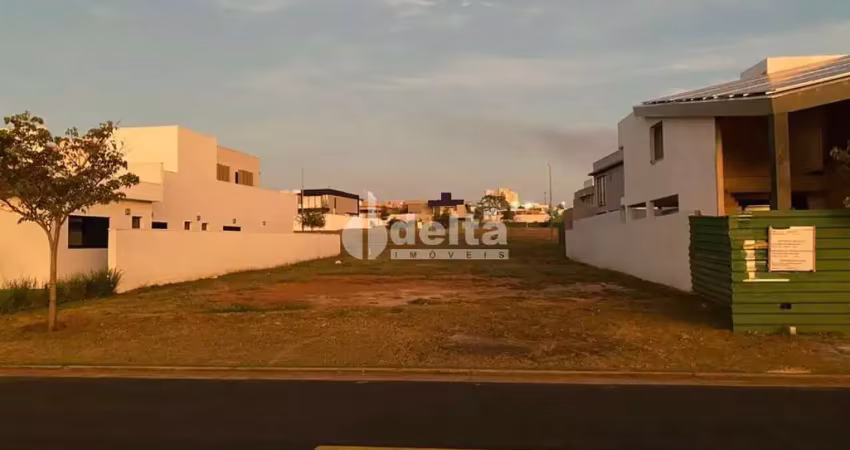 Terreno em condomínio disponível para venda no bairro granja marileusa em uberlândia-mg