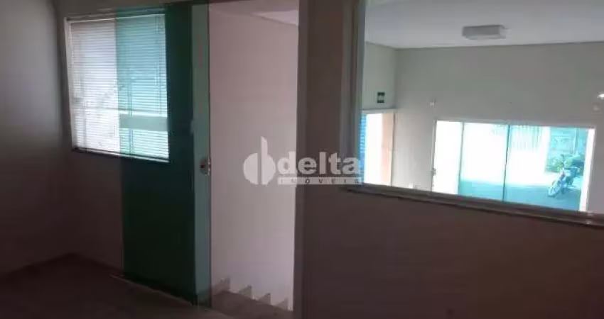 Casa comercial e residencial disponível para locação e venda no bairro Brasil em Uberlândia-MG