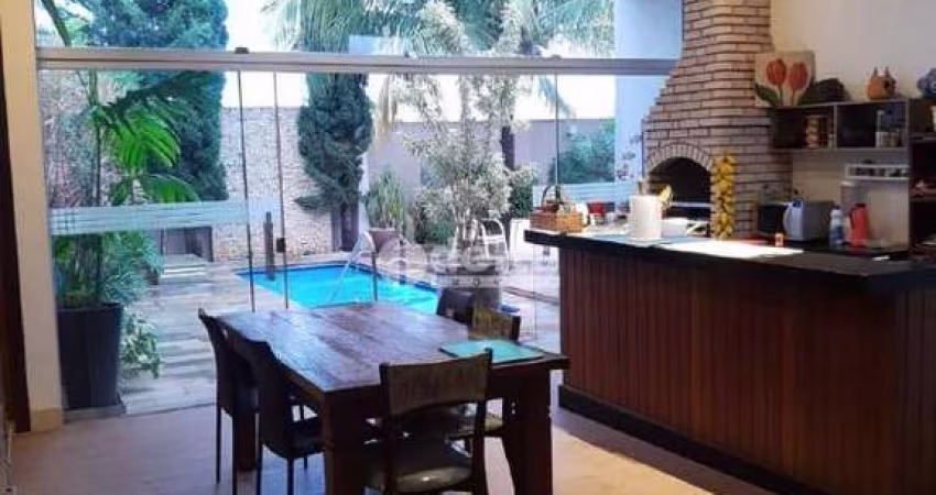 Casa no condomínio Carmel disponível para venda em Uberlândia-MG