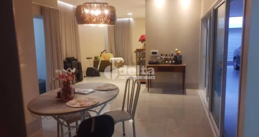 Casa residencial disponível para venda no bairro Segismundo Pereira em Uberlândia-MG
