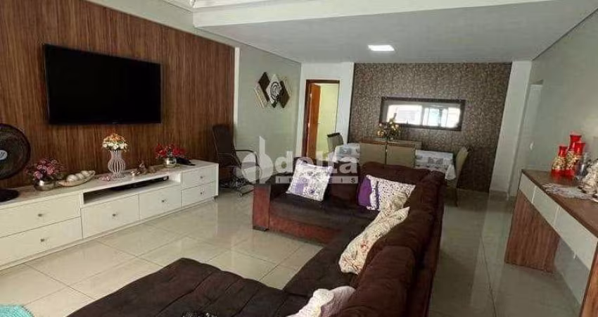 Casa residencial disponível para venda no bairro Santa Luzia em Uberlândia-MG