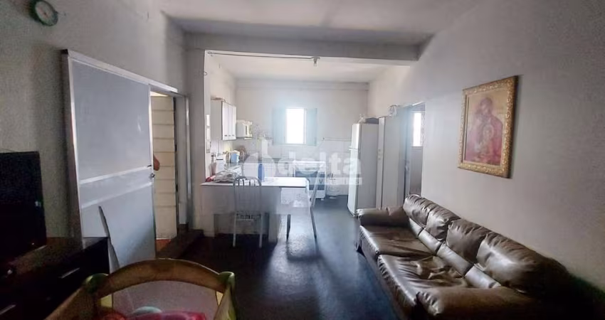 Casa residencial disponível para venda no bairro Nossa Senhora Aparecida em Uberlândia-MG