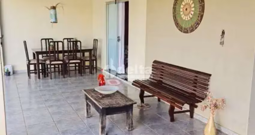 Casa disponível para locação e venda no bairro santa mônica em uberlândia-mg