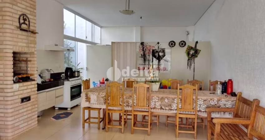 Casa residencial disponível para venda no bairro Marta Helena  em Uberlândia-MG