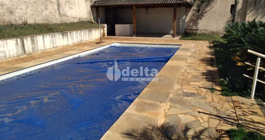 Casa residencial disponível para venda no bairro Morada da Colina em Uberlândia-MG.