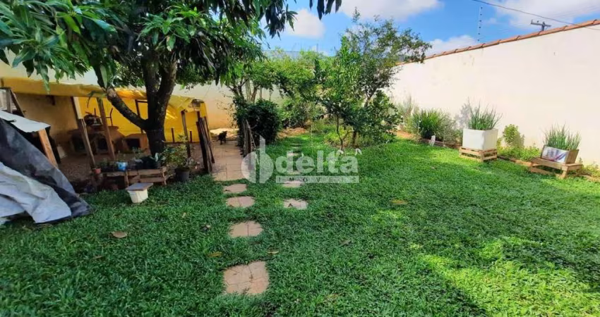 Casa residencial disponível para venda no bairro Nossa Senhora das Graças em Uberlândia-MG