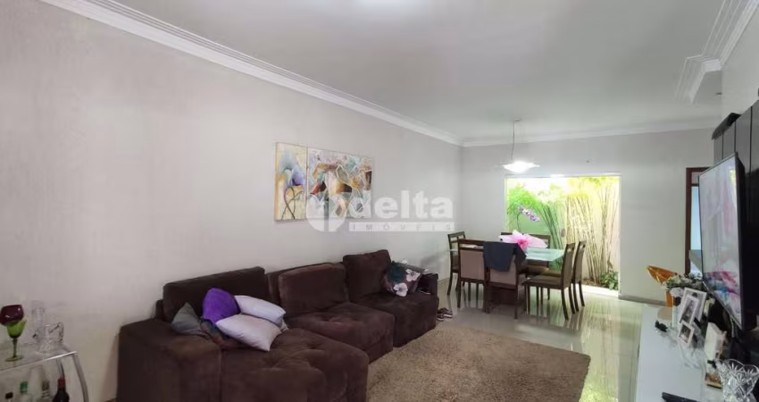 Casa residencial disponível para venda no bairro Custódio Pereira em Uberlândia-MG