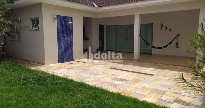 Casa residencial disponível para venda no bairro Santa Mônica em Uberlândia-MG