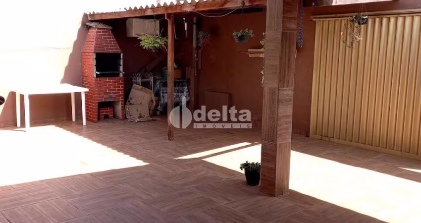 Casa residencial disponível para venda no bairro Jardim Canaã em Uberlândia-MG