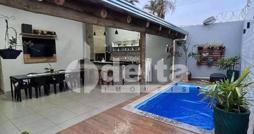 Casa residencial disponível para venda no bairro Chácaras Tubalina E Quartel em Uberlândia-MG.
