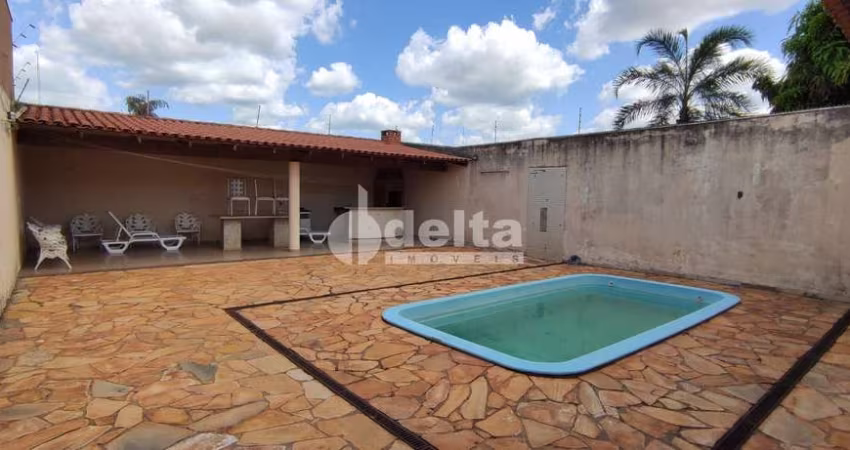 Casa residencial disponível para venda no bairro Carajás em Uberlândia-MG