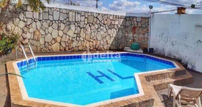 Casa residencial disponível para venda no bairro Brasil em Uberlândia-MG
