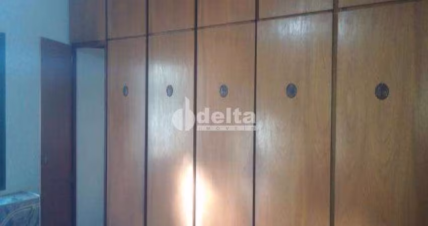 Casa residencial disponível para venda no bairro Tabajaras em Uberlândia-MG