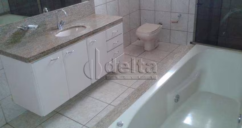 Casa residencial disponível para venda no bairro Saraiva em Uberlândia-MG.