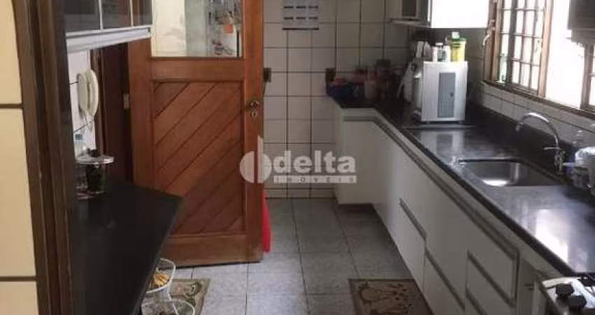 Casa residencial disponível para venda no bairro Jardim Brasília em Uberlândia-MG