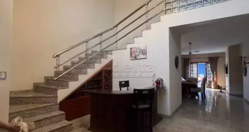 Casa sobrado disponível para venda no bairro Jardim Patrícia em Uberlândia-MG