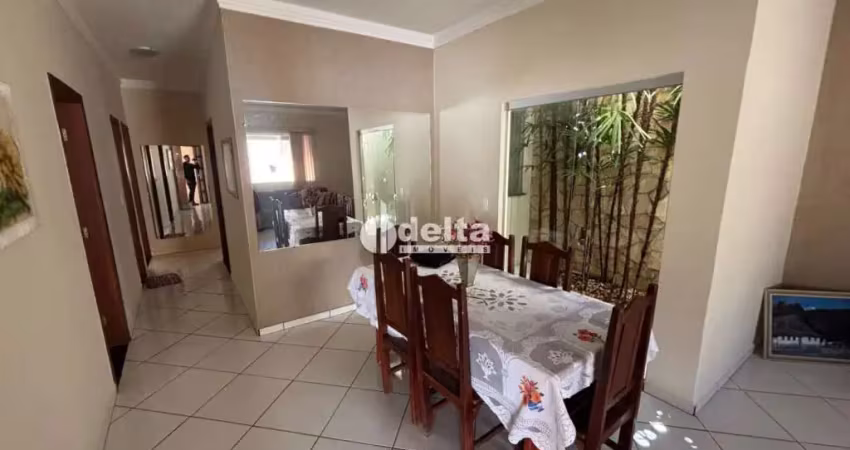 Casa disponível para locação no bairro Santa Mônica em Uberlândia-MG.