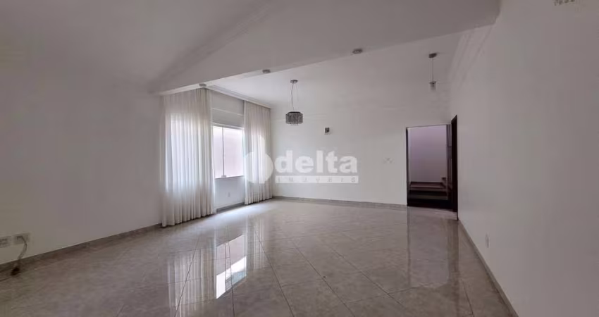 Casa em condomínio disponível para locação no bairro Nova Uberlândia em Uberlândia-MG